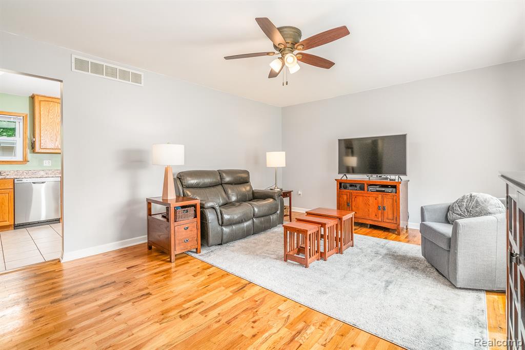 9705 HAMILTON Street, Belleville, MI 48111 — Photo 4