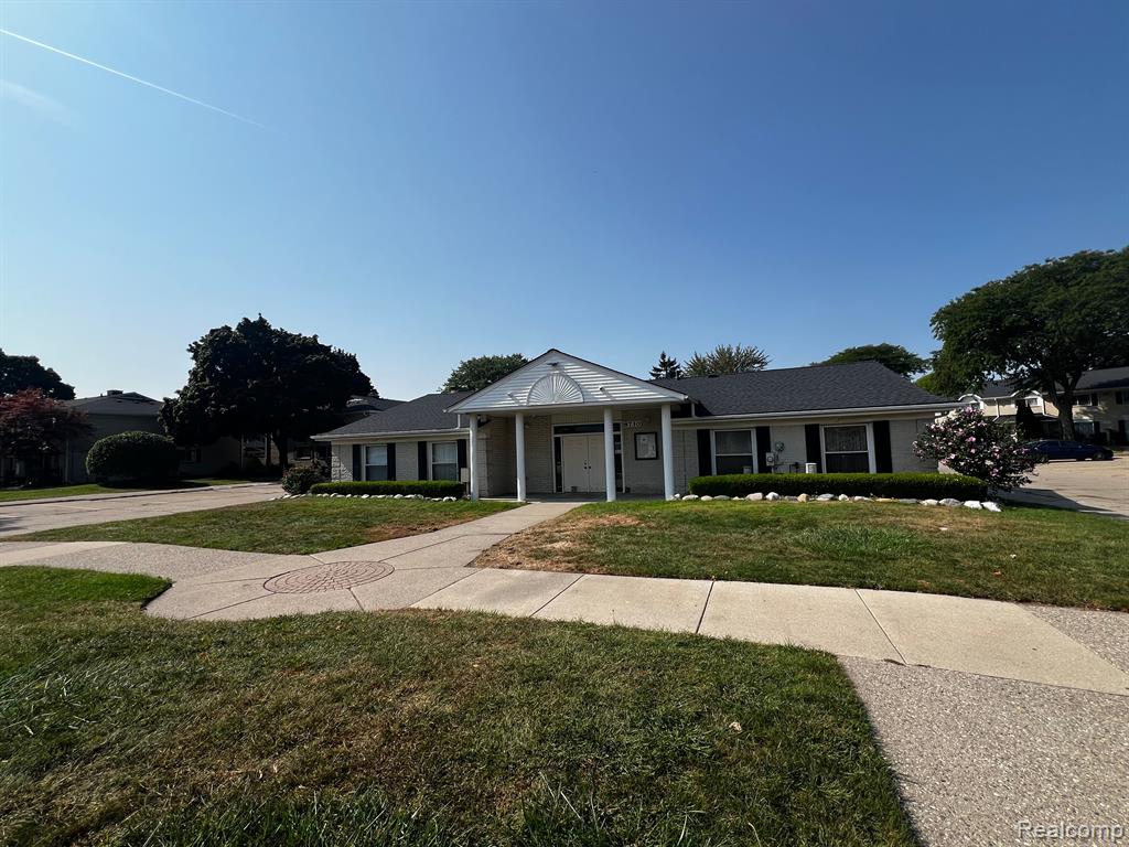 8514 HAMPSHIRE Drive, Sterling Heights, MI 48313 — Photo 44