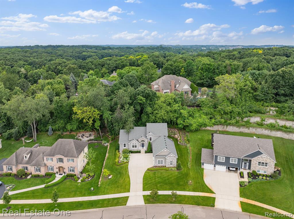 9687 SHELTERING OAKS Drive, Brighton, MI 48114 — Photo 23