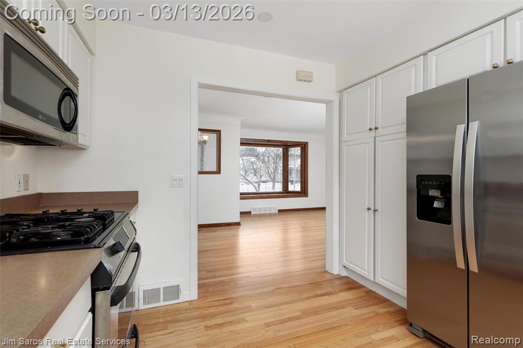 2204 Roslyn Road, Grosse Pointe Woods, MI 48236 — Photo 7