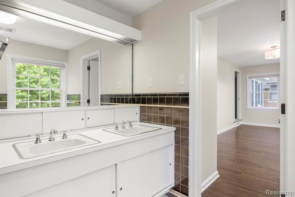 33 Oxford Boulevard, Pleasant Ridge, MI — Photo 32