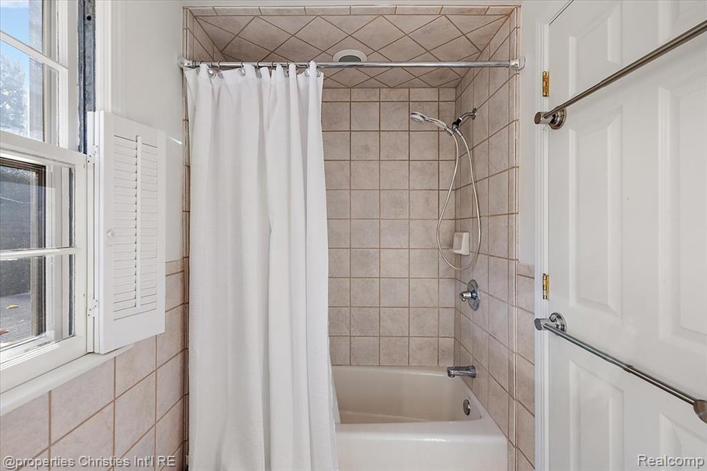 2579 Amberly Road, Bloomfield, MI 48301 — Photo 35