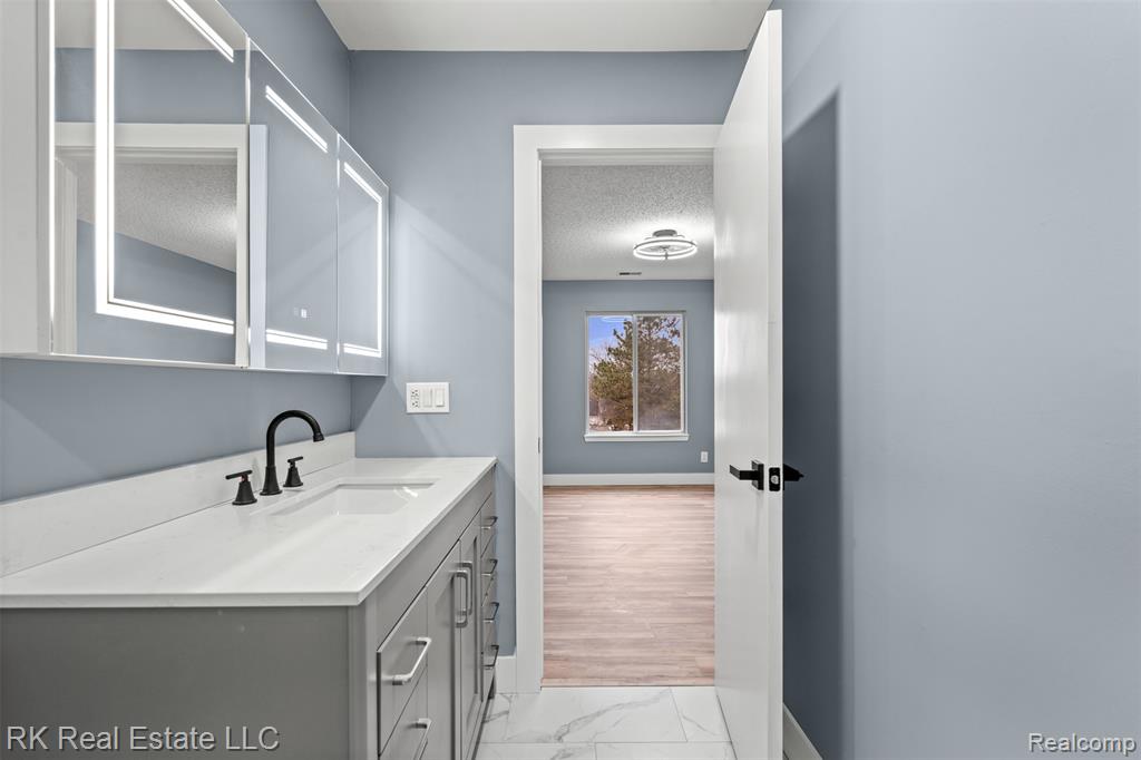 44900 Bayview Drive Unit #20, Novi, MI 48377 — Photo 24