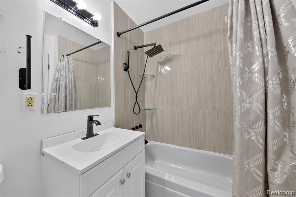 20471 Hollywood Street, Harper Woods, MI 48225 — Photo 37