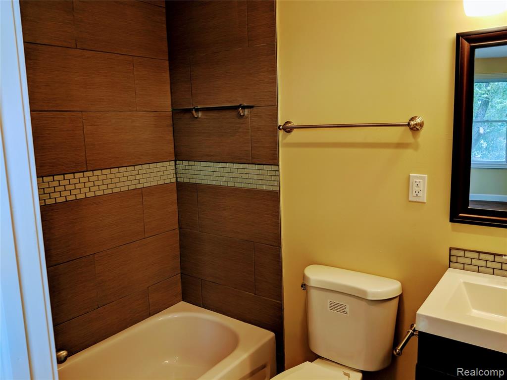 89 E EDSEL FORD FWY, Detroit, MI, 48202