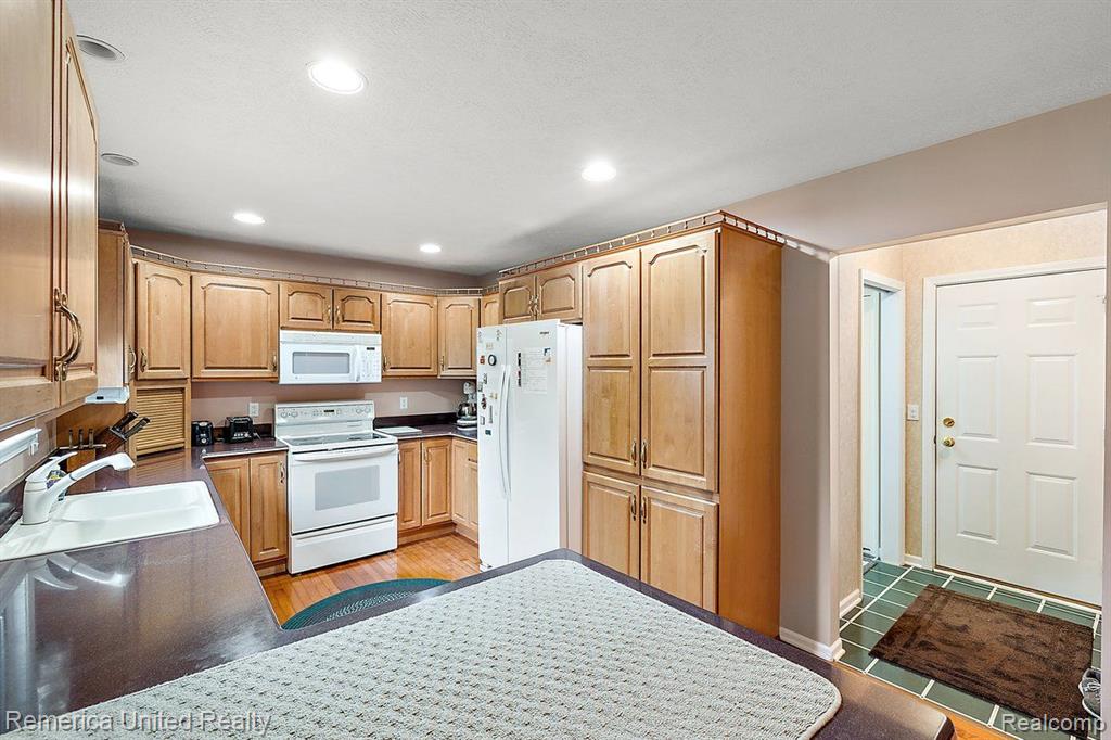 686 W CALEDONIA Street, Howell, MI 48843 — Photo 26