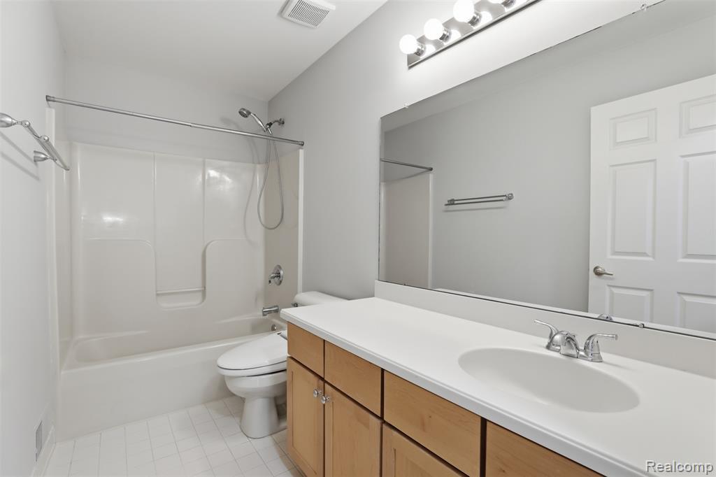 4368 Gateway Circle, West Bloomfield, MI — Photo 34