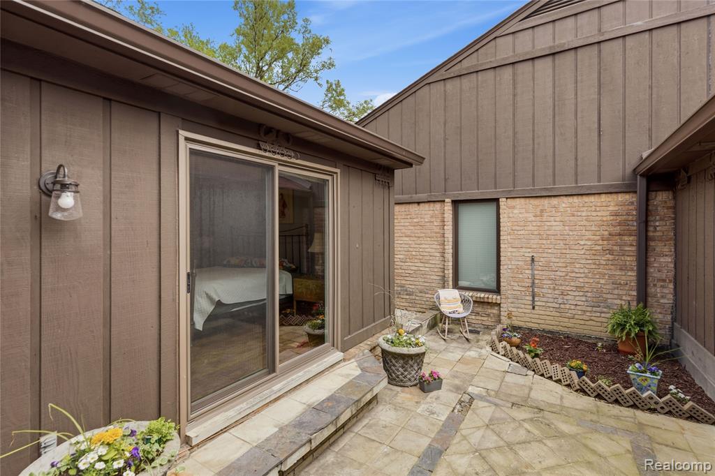 4042 Chablis Street, West Bloomfield, MI 48323 — Photo 18