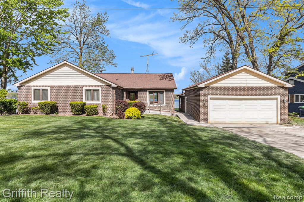 8570 Riverside Drive, Brighton, MI 48116 — Photo 4