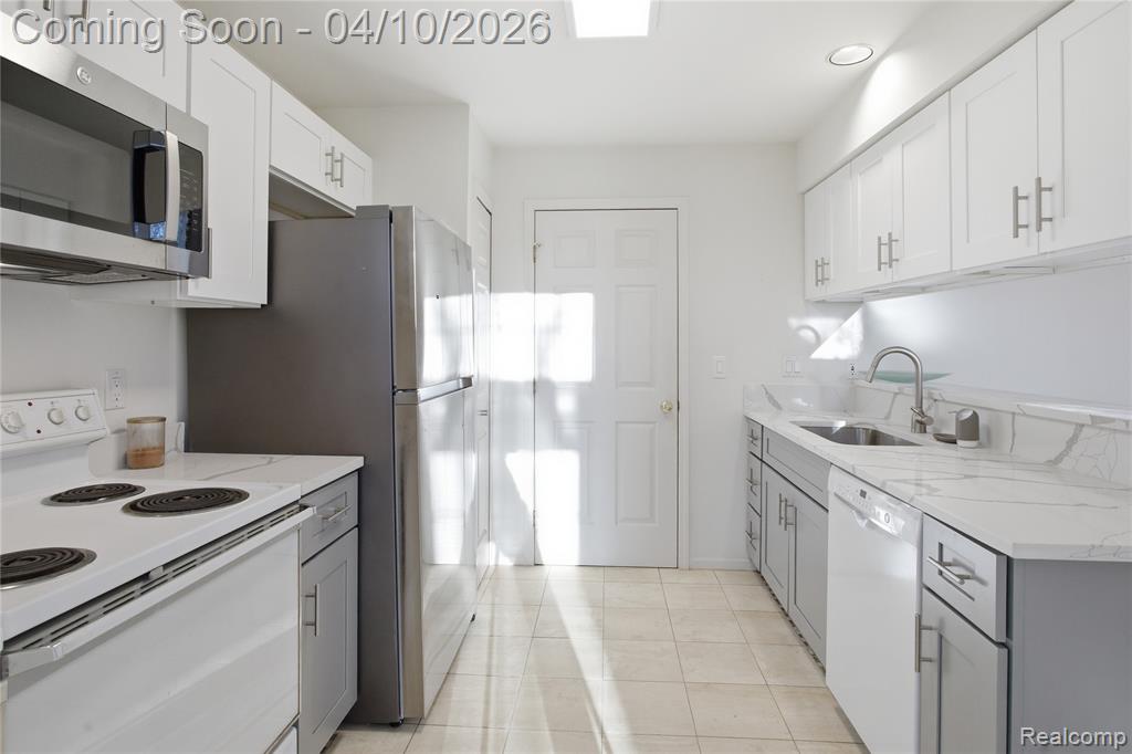 5351 Royal Vale Lane, Dearborn, MI 48126 — Photo 15