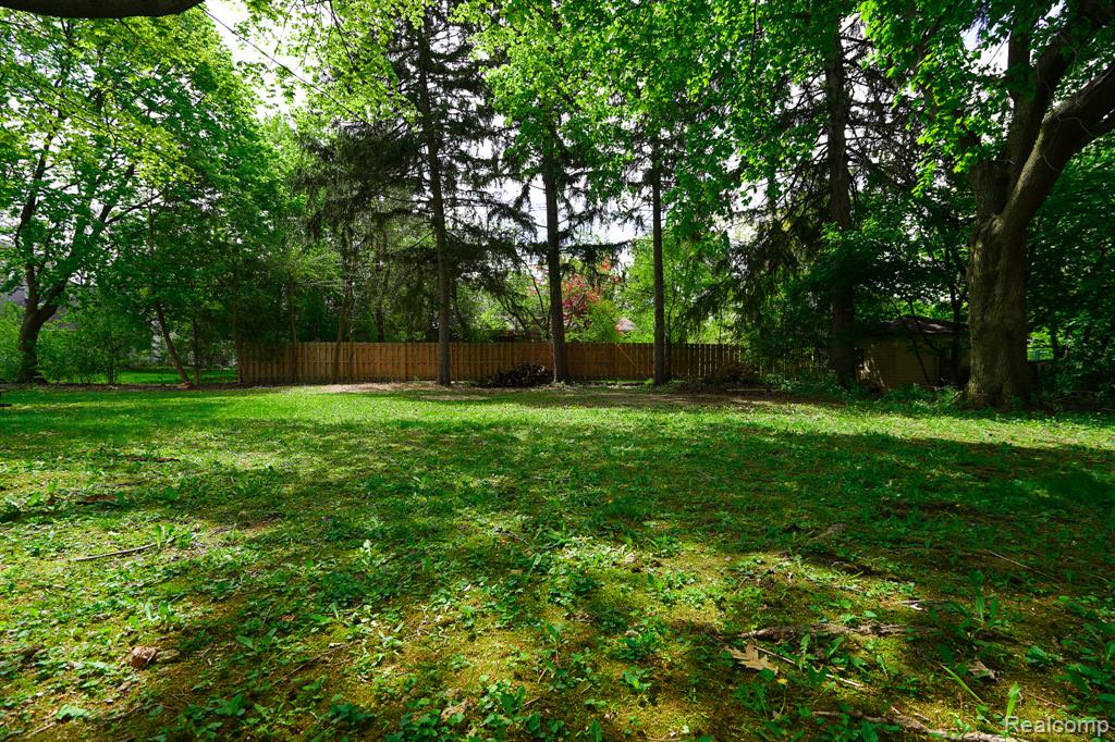 19041 Bungalow Drive, Lathrup Village, MI 48076 — Photo 9