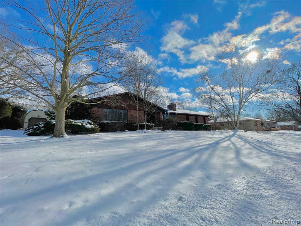 668 W Crest Lane, South Lyon, MI 48178 — Photo 2