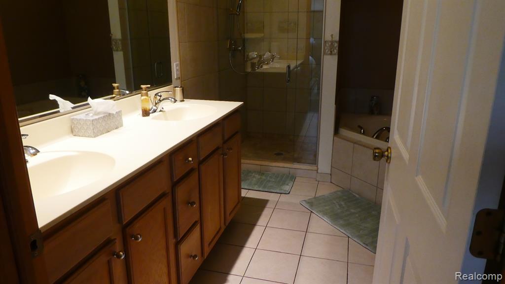 8051 Prestonwood Court, Flushing, MI 48433 — Photo 33