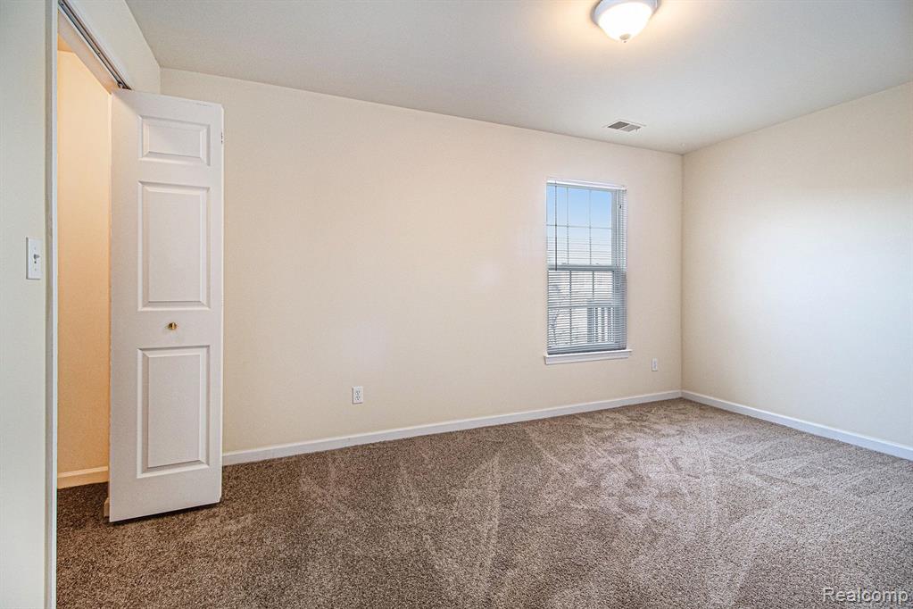 27261 HIDDEN OAKS Drive, Trenton, MI 48183 — Photo 13