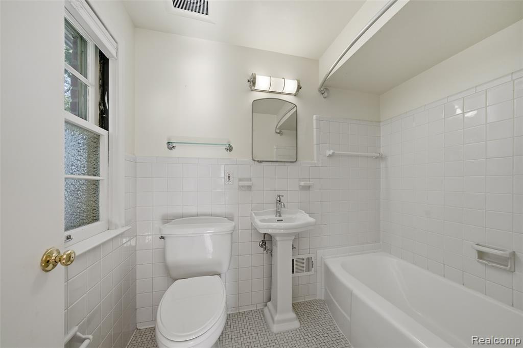 1019 N Cranbrook Road, Bloomfield, MI 48301 — Photo 27