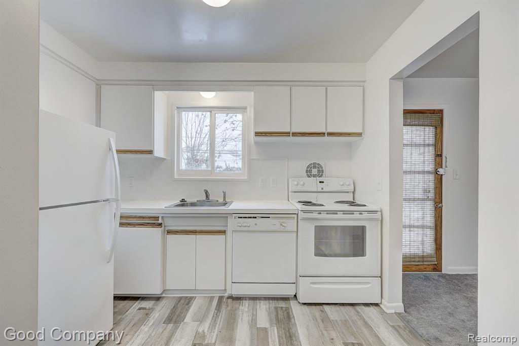 6958 Town Lane, Dearborn Heights, MI 48127 — Photo 13