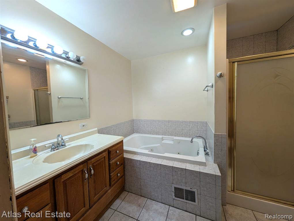 5449 Woodlawn Drive, Flint, MI 48506 — Photo 13