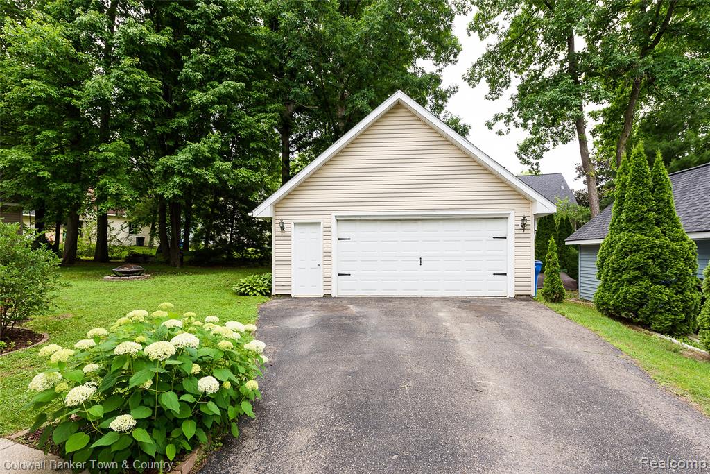 411 Springwell Lane, Howell, MI 48843 — Photo 32