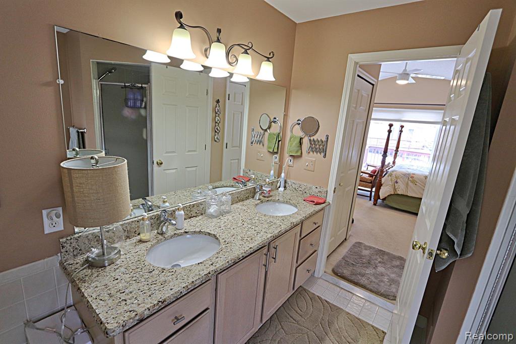 35053 KNOLLWOOD Lane, Farmington Hills, MI 48335 — Photo 37