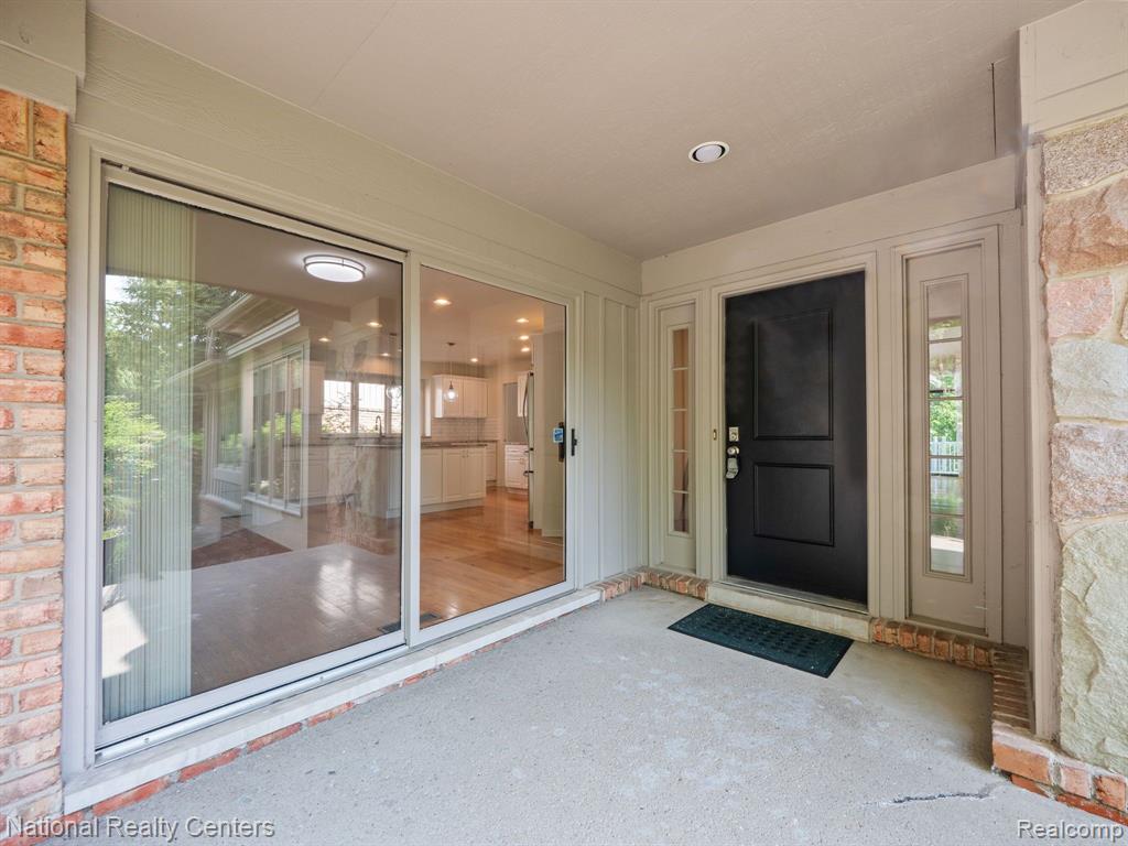 4888 WOODCLIFF HILL Road, West Bloomfield, MI 48323 — Photo 11