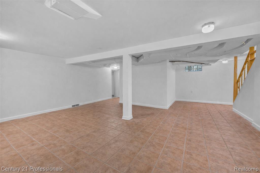 1677 Brys Drive, Grosse Pointe Woods, MI 48236 — Photo 18