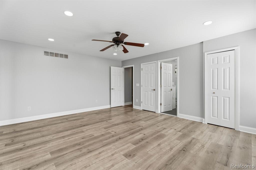 Unfurnished bedroom with recessed lighting, ceiling fan, light wood-style floors, and a closet