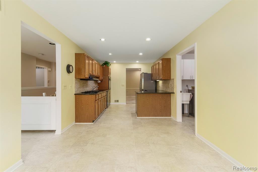21433 Archwood Circle, Farmington Hills, MI 48336 — Photo 24