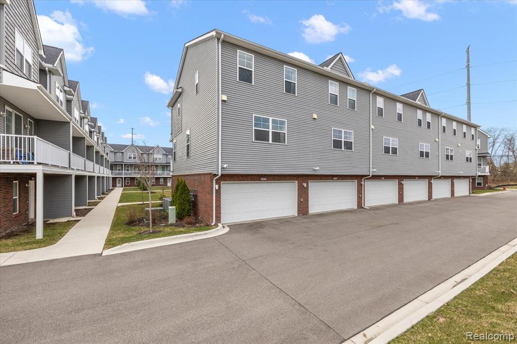 3927 Trailway Commons Circle, Auburn Hills, MI 48326 — Photo 34