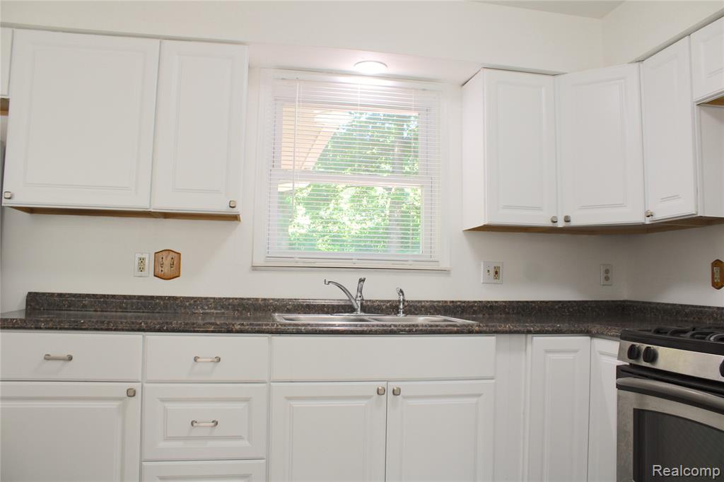 4901 Alpha Way, Flint, MI 48506 — Photo 15