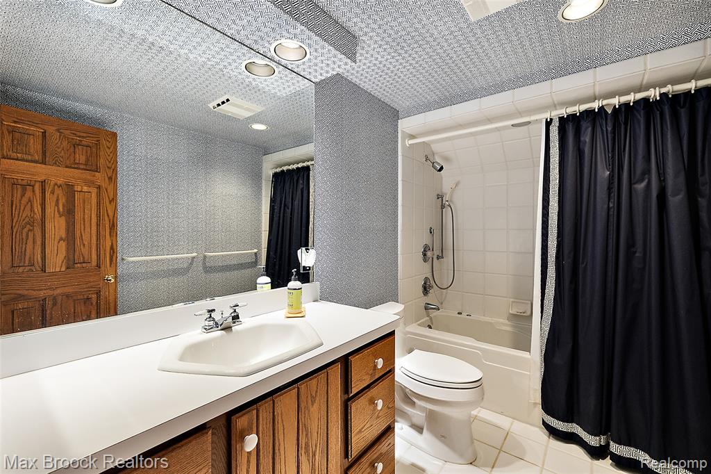65 Lone Pine Road, Bloomfield Hills, MI 48304 — Photo 40