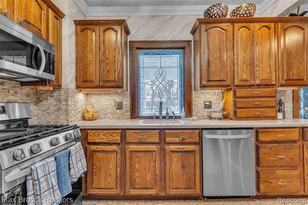 23009 Maple Avenue, Farmington, MI 48336 — Photo 20