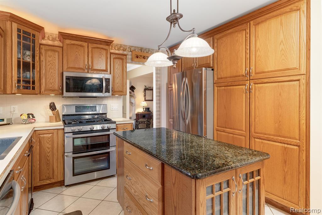682 Heritage Lane S, Rochester Hills, MI 48309 — Photo 14