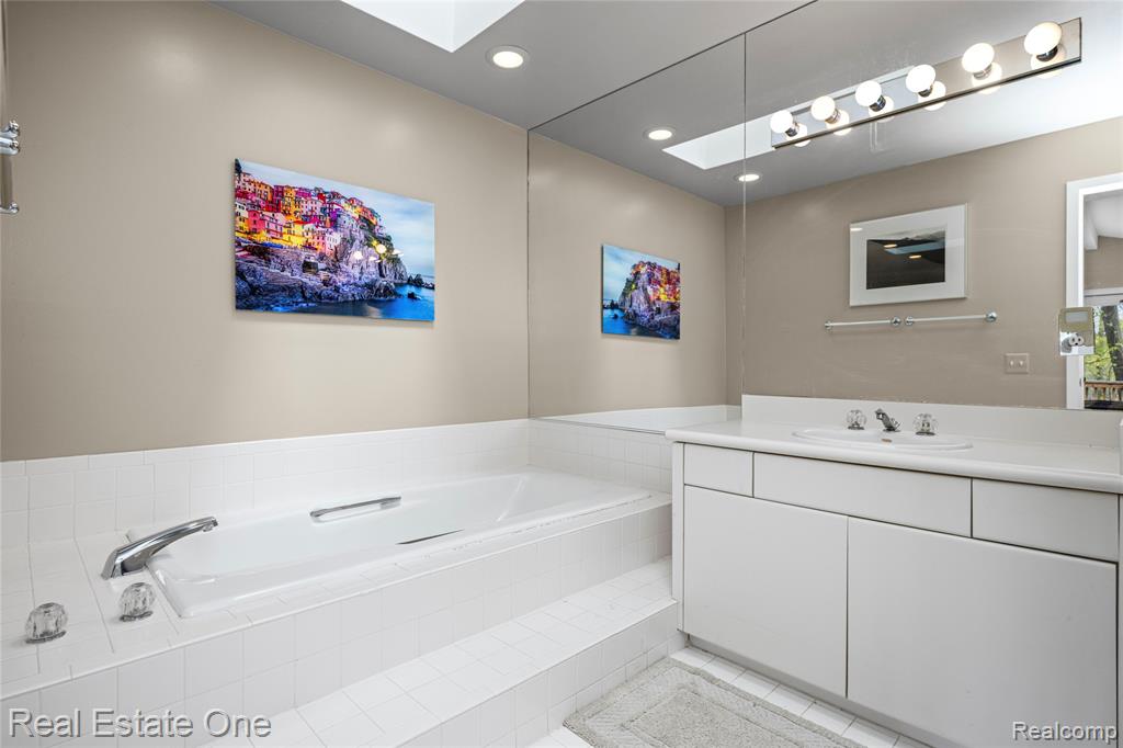 5000 Mirror Lake Court, 19, West Bloomfield, MI 48323 — Photo 31