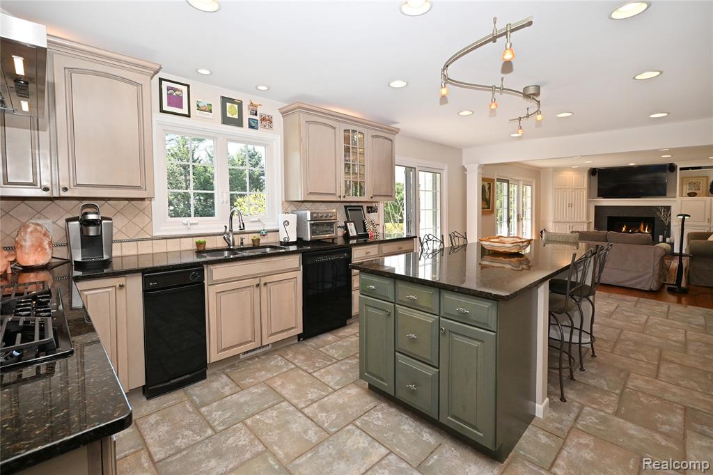 4655 Walnut Lake Road, Bloomfield Hills, MI 48301 — Photo 10