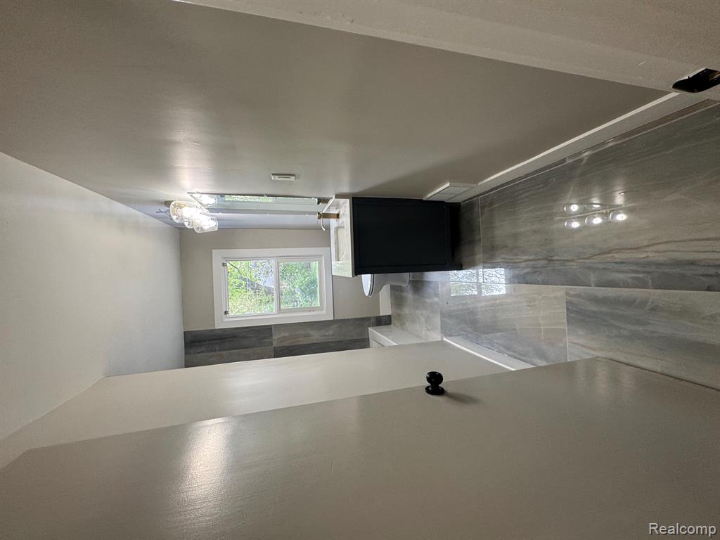 20910 Van Antwerp, Harper Woods, MI 48225 — Photo 10
