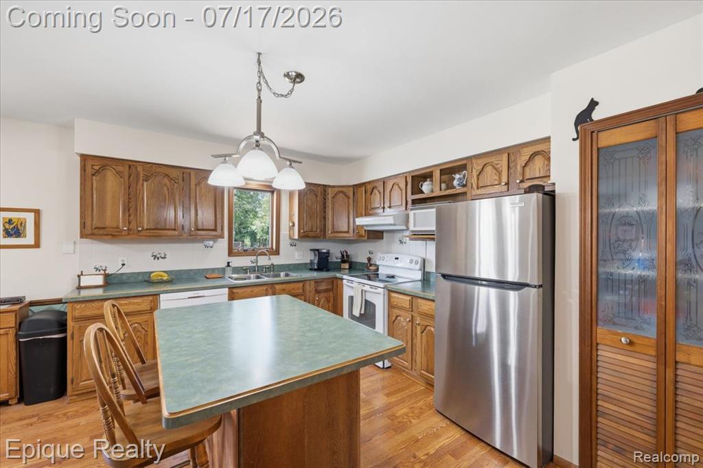 555 E Square Lake Road, Troy, MI 48085 — Photo 14