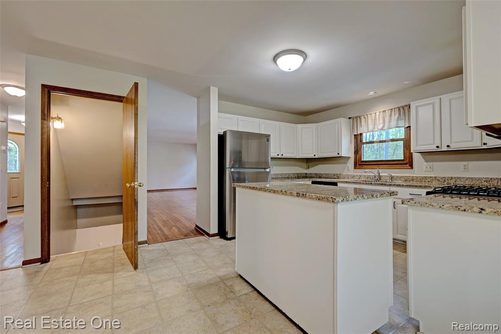 5370 Greenview Drive, Clarkston, MI 48348 — Photo 17