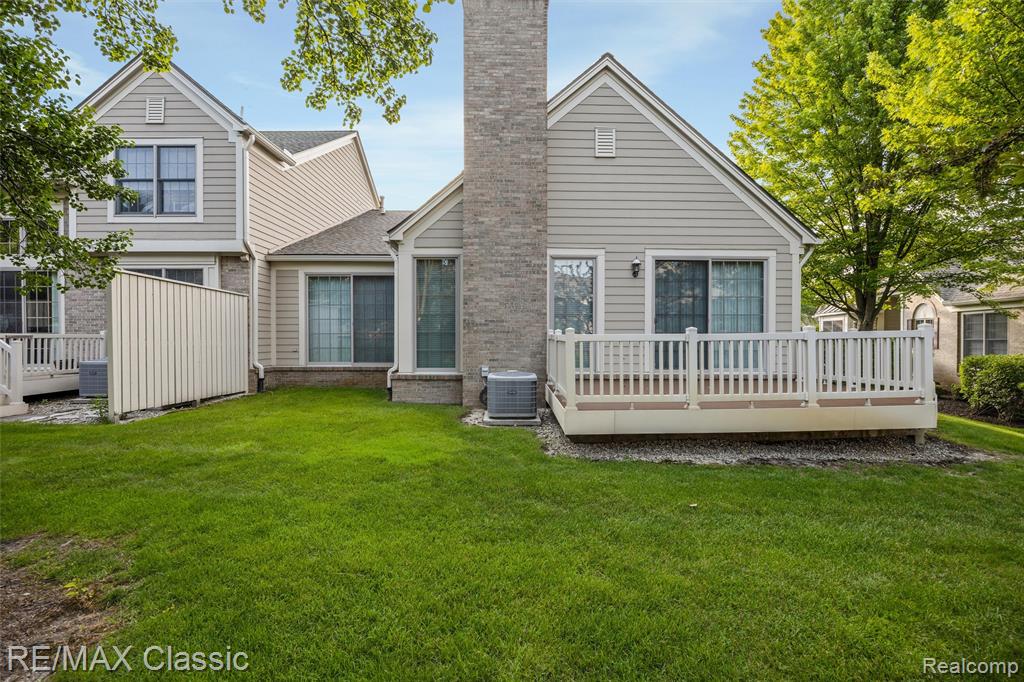 16934 Lochmoor Circle W, Northville, MI 48168 — Photo 27