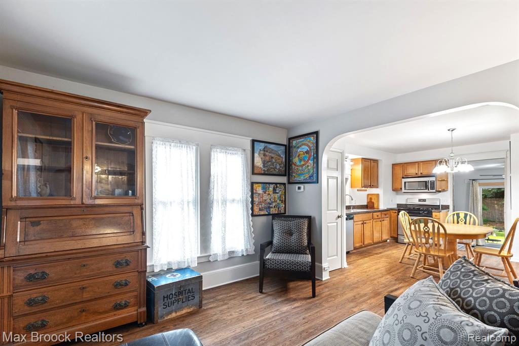 611 W SAINT CLAIR Street, Almont, MI 48003 — Photo 4