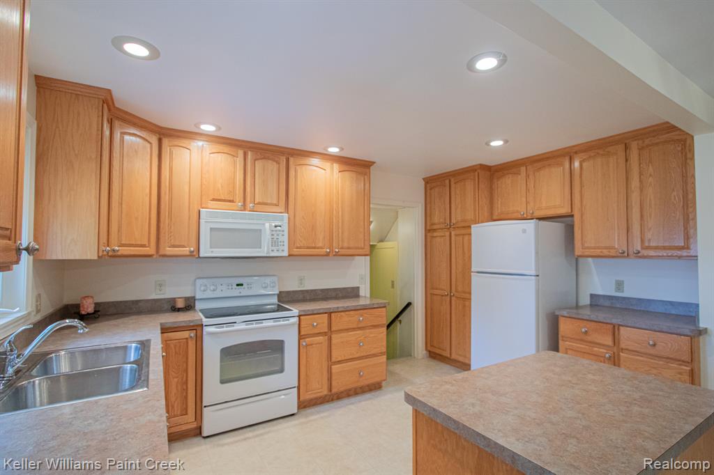 239 Almont Avenue, Almont, MI 48003 — Photo 8