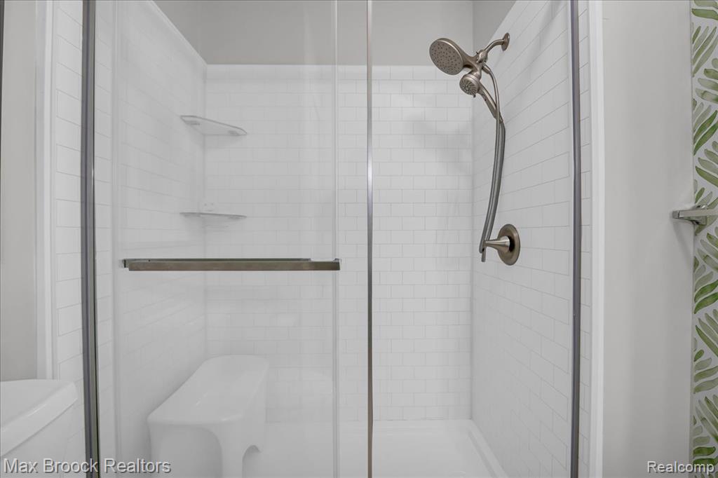 7617 Woodview Drive, Waterford, MI 48327 — Photo 19