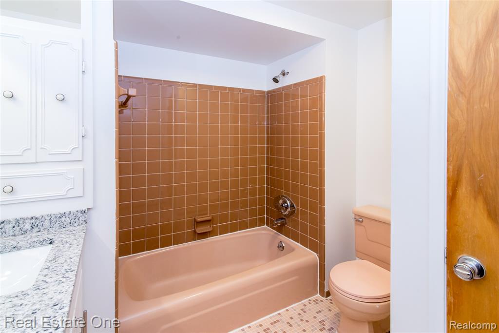 6845 Tamerlane Drive, West Bloomfield, MI — Photo 38
