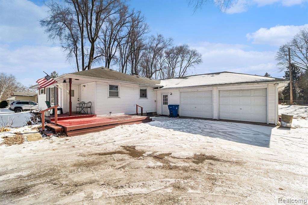 5865 ELDRIDGE Drive, Waterford, MI 48327 — front exterior