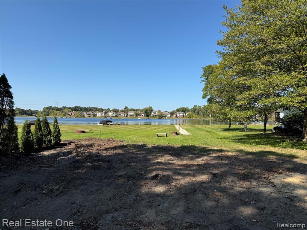2910 LOON Drive, Wixom, MI 48393 — Photo 2