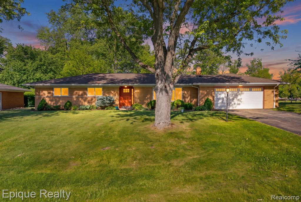 8052 Dungarvin Drive, Grand Blanc, MI 48439 — front exterior