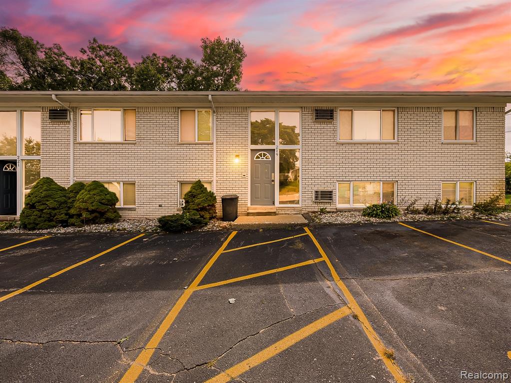 219 Summit Ridge Drive, White Lake, MI