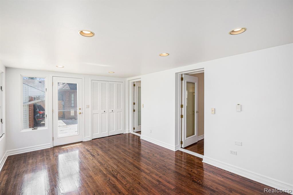 913 BEARD Street, Flint, MI 48503 — Photo 12