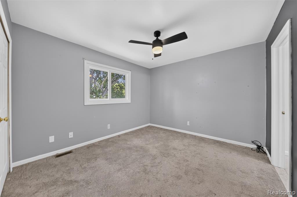 20471 Hollywood Street, Harper Woods, MI 48225 — Photo 23
