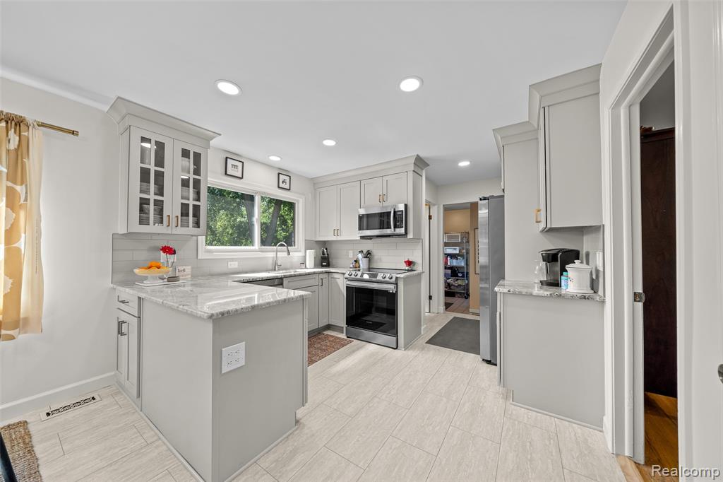 31018 Pickwick Lane, Beverly Hills, MI 48025 — Photo 10