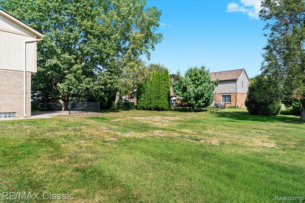 4432 Ravinewood Drive, Commerce Twp, MI 48382 — Photo 37